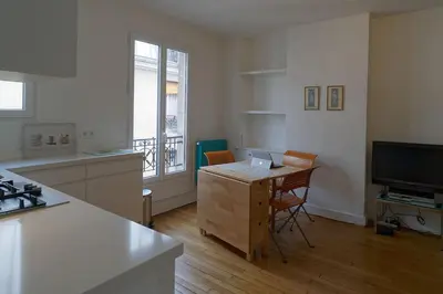Cuisine ou kitchenette dans l'établissement Quiet apartment near Montmartre