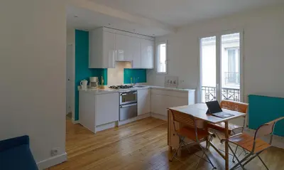 Cuisine ou kitchenette dans l'établissement Quiet apartment near Montmartre