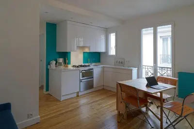 Cuisine ou kitchenette dans l'établissement Quiet apartment near Montmartre