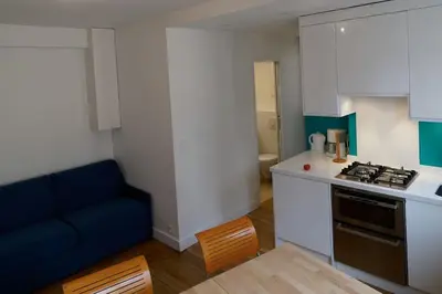 Cuisine ou kitchenette dans l'établissement Quiet apartment near Montmartre