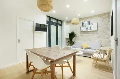 Télévision ou salle de divertissement dans l'établissement Rent a Room - 253, 2BDR Center of PARIS
