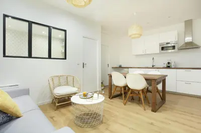 Cuisine ou kitchenette dans l'établissement Rent a Room - 253, 2BDR Center of PARIS