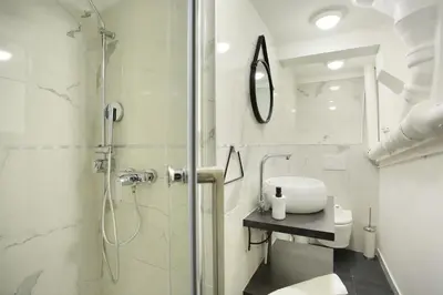 Salle de bains dans l'établissement Rent a Room - 2P Passage du Caire