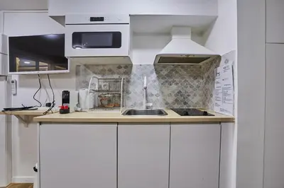 Cuisine ou kitchenette dans l'établissement Rent a Room - 2P Passage du Caire