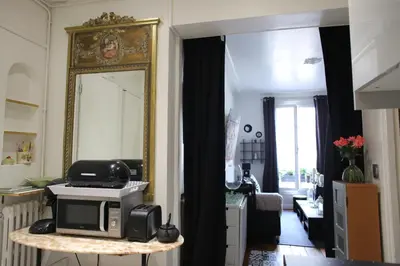 Coin salon dans l'établissement Montmartre's appartement