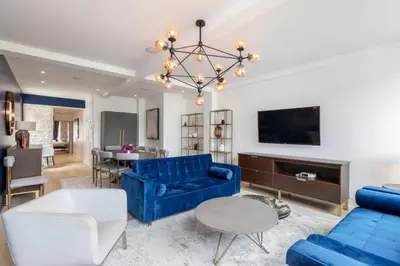 Télévision ou salle de divertissement dans l'établissement Stunning 2 Bedroom Apartment