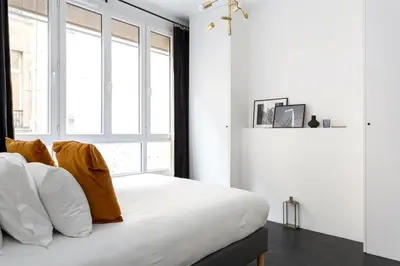 Un ou plusieurs lits dans un hébergement de l'établissement Habitat Parisien - Ponthieu Champs Elysées