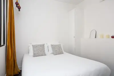 Un ou plusieurs lits dans un hébergement de l'établissement Habitat Parisien - Ponthieu Champs Elysées