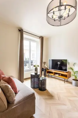 Télévision ou salle de divertissement dans l'établissement Best Stay Jeuneurs