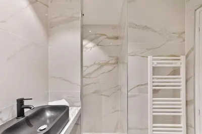 Salle de bains dans l'établissement 96 - Urban Musée du Louvre