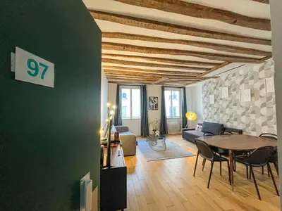 Coin salon dans l'établissement 97 - Urban Colonnes de Buren