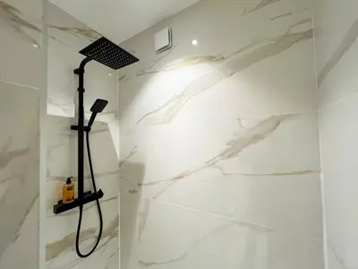 Salle de bains dans l'établissement 97 - Urban Colonnes de Buren