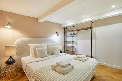 Un ou plusieurs lits dans un hébergement de l'établissement Apartment center of Paris by Studio prestige
