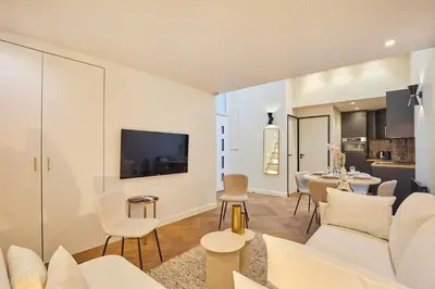 Télévision ou salle de divertissement dans l'établissement Apartment center of Paris by Studio prestige