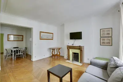 Télévision ou salle de divertissement dans l'établissement Unit 009 - Saint Germain des Près (Cherche Midi)