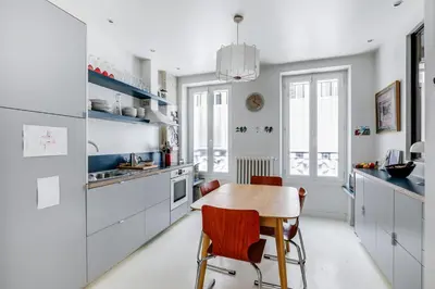 Cuisine ou kitchenette dans l'établissement Sumptuous house with patio