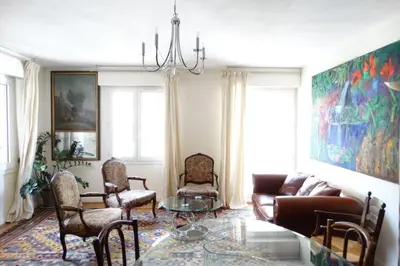 Coin salon dans l'établissement Beautiful Authentic Apt Near Bastille