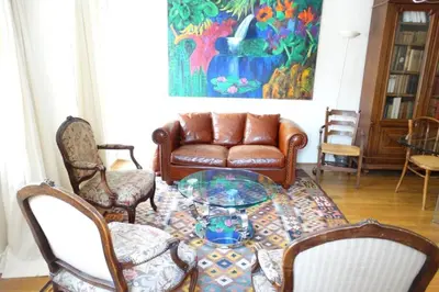 Coin salon dans l'établissement Beautiful Authentic Apt Near Bastille