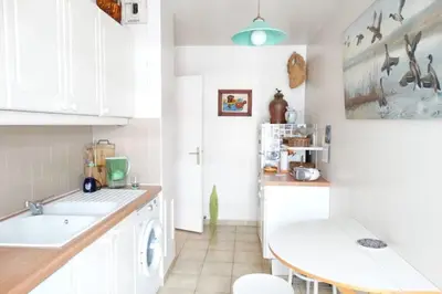 Cuisine ou kitchenette dans l'établissement Beautiful Authentic Apt Near Bastille