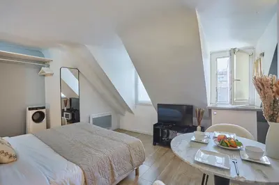 Un ou plusieurs lits dans un hébergement de l'établissement Studio Place Vendome by Studio prestige
