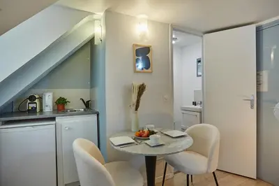 Cuisine ou kitchenette dans l'établissement Studio Place Vendome by Studio prestige