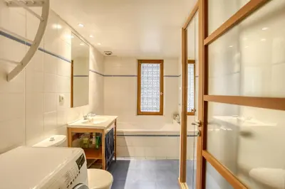 Salle de bains dans l'établissement Appartement Dombasle Tour Eiffel - 3 étoiles - Welkeys