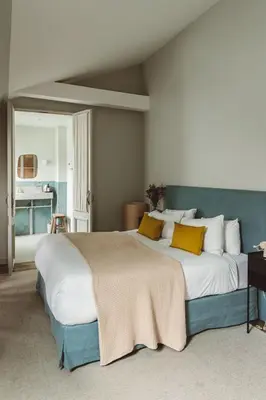 Un ou plusieurs lits dans un hébergement de l'établissement HOY Paris - Yoga Hotel