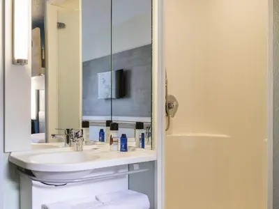 Salle de bains dans l'établissement ibis budget Meudon Paris Ouest