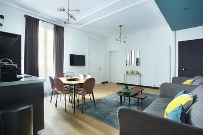 Télévision ou salle de divertissement dans l'établissement Apartment Champ de Mars - Tour Eiffel by Studio prestige