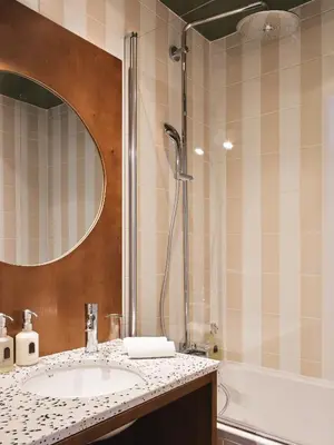Salle de bains dans l'établissement Hôtel Rosalie
