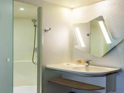 Salle de bains dans l'établissement ibis budget Paris Porte d'Italie Ouest