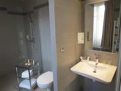 Salle de bains dans l'établissement Mercure Paris Opéra Faubourg Montmartre