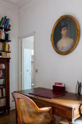 Bibliothèque dans l'appartement