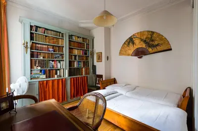 Bibliothèque dans l'appartement