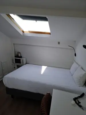 Un ou plusieurs lits dans un hébergement de l'établissement HOTEL PARIS PANAM-PERE LACHAISE-PLACE GAMBETTA-HOPITAL TENON-REPUBLIQUe