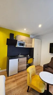 Cuisine ou kitchenette dans l'établissement HOTEL PARIS PANAM-PERE LACHAISE-PLACE GAMBETTA-HOPITAL TENON-REPUBLIQUe