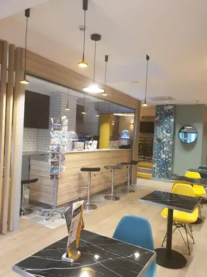 Cuisine ou kitchenette dans l'établissement HOTEL PARIS PANAM-PERE LACHAISE-PLACE GAMBETTA-HOPITAL TENON-REPUBLIQUe
