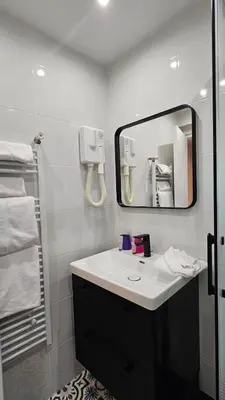 Salle de bains dans l'établissement HOTEL PARIS PANAM-PERE LACHAISE-PLACE GAMBETTA-HOPITAL TENON-REPUBLIQUe
