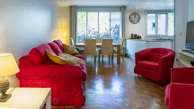 Coin salon dans l'établissement Paris City - Spacious 3 rooms flat for families - 3 minutes from metro station