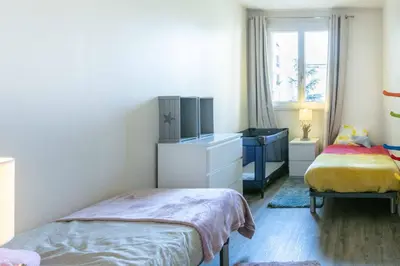 Un ou plusieurs lits dans un hébergement de l'établissement Paris City - Spacious 3 rooms flat for families - 3 minutes from metro station