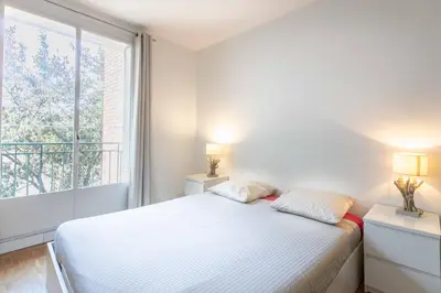 Un ou plusieurs lits dans un hébergement de l'établissement Paris City - Spacious 3 rooms flat for families - 3 minutes from metro station