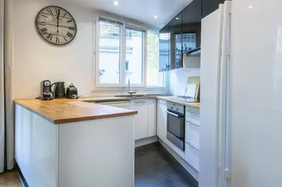Cuisine ou kitchenette dans l'établissement Paris City - Spacious 3 rooms flat for families - 3 minutes from metro station