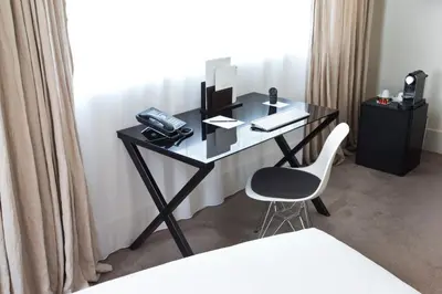 Télévision ou salle de divertissement dans l'établissement La Maison Champs Elysées