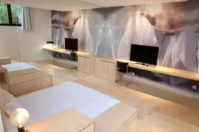 Télévision ou salle de divertissement dans l'établissement La Maison Champs Elysées