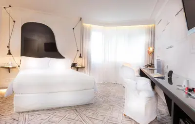 Télévision ou salle de divertissement dans l'établissement La Maison Champs Elysées