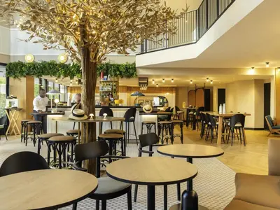 Restaurant ou autre lieu de restauration dans l'établissement Novotel Paris Suresnes Longchamp