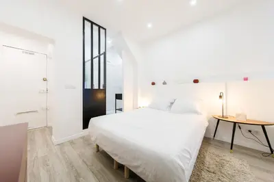 Un ou plusieurs lits dans un hébergement de l'établissement Luxurious and Cosy Apt in the center of Paris 14