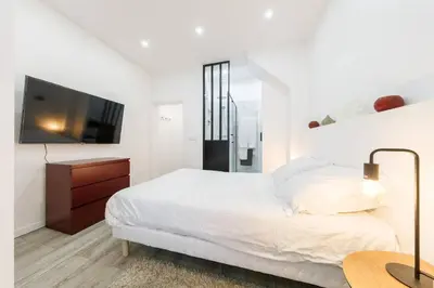 Un ou plusieurs lits dans un hébergement de l'établissement Luxurious and Cosy Apt in the center of Paris 14