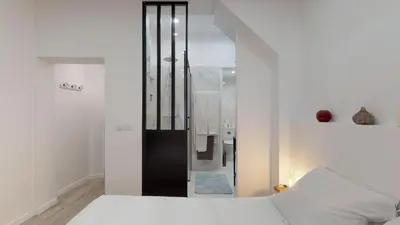 Un ou plusieurs lits dans un hébergement de l'établissement Luxurious and Cosy Apt in the center of Paris 14