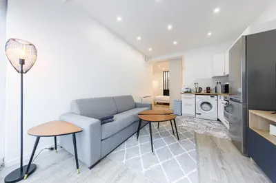Cuisine ou kitchenette dans l'établissement Luxurious and Cosy Apt in the center of Paris 14